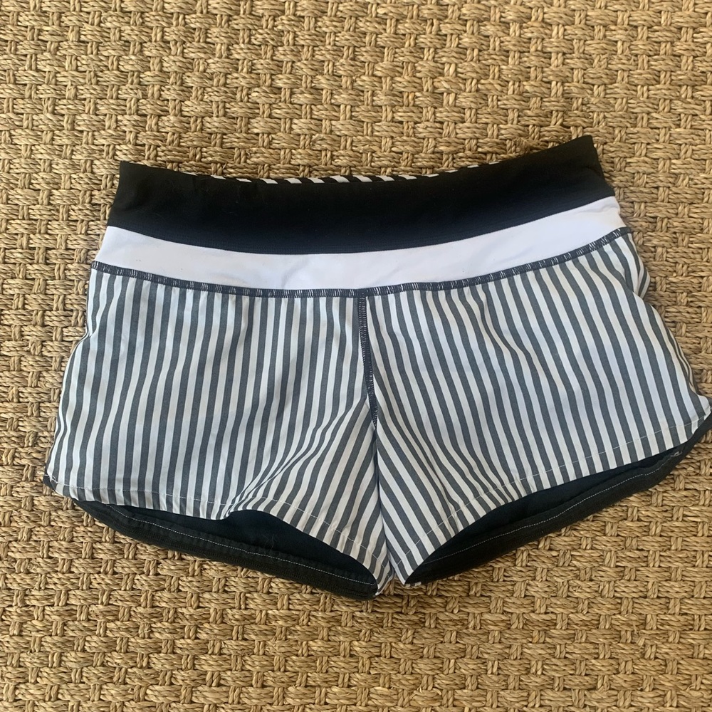 Lululemon Women’s Groovy Run Shorts Black & White Stripe Size 4 🖤